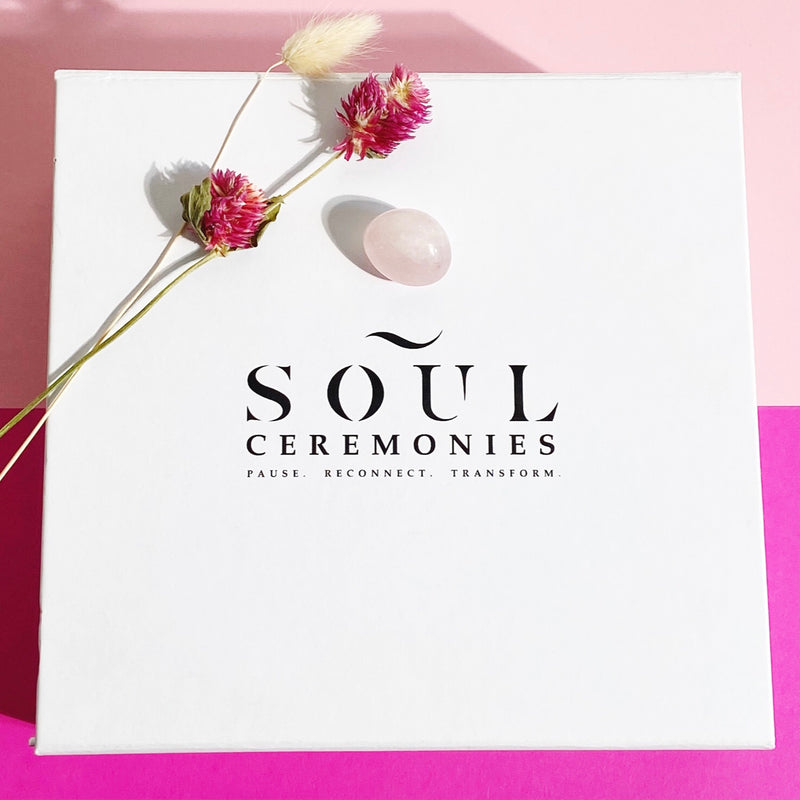 Selbstliebe Ritual-Kit in hochwertiger Magnetbox mit Rosenquarz-Kristall-Kerze, Rosenquarz Trommelstein, Leitfragen für mehr Selbstliebe, Meditation & Selbstliebe-Playlist